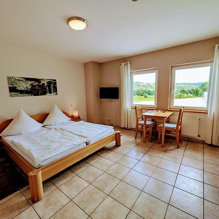 Отель Weingut Weich Riol Экстерьер фото
